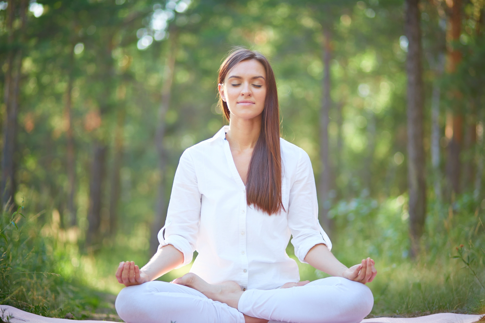 concentrated-woman-meditating-na